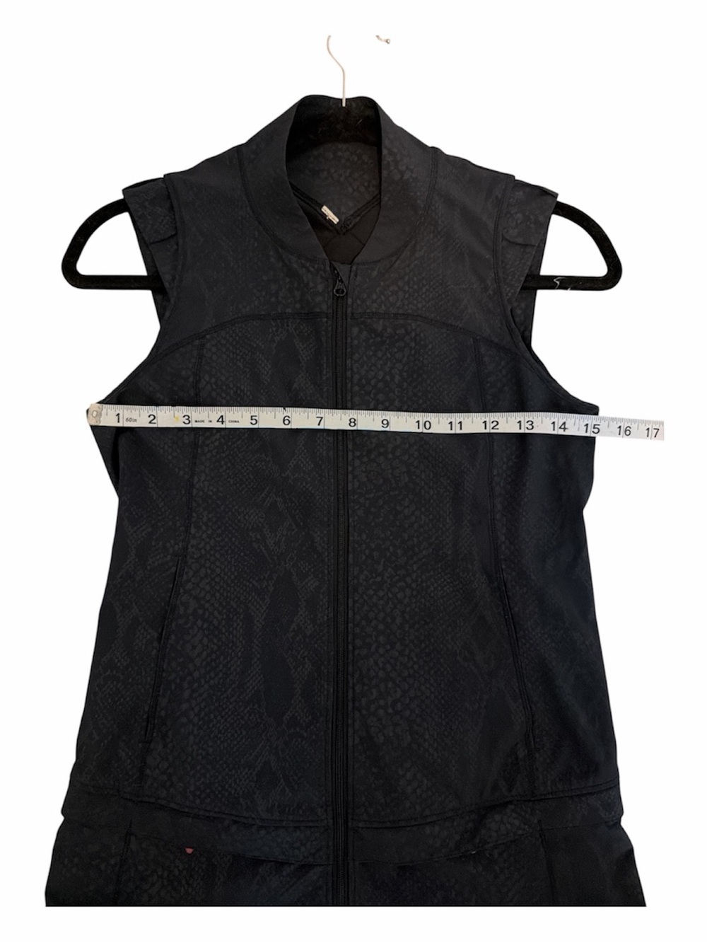 Lululemon Light Speed Vest
Desert Snake Embossed Black size 4 - Picture 3 of 4